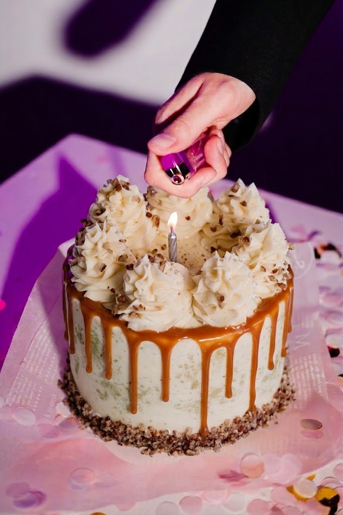 Pastel de nuez con drip de caramelo, relleno de dulce de leche.