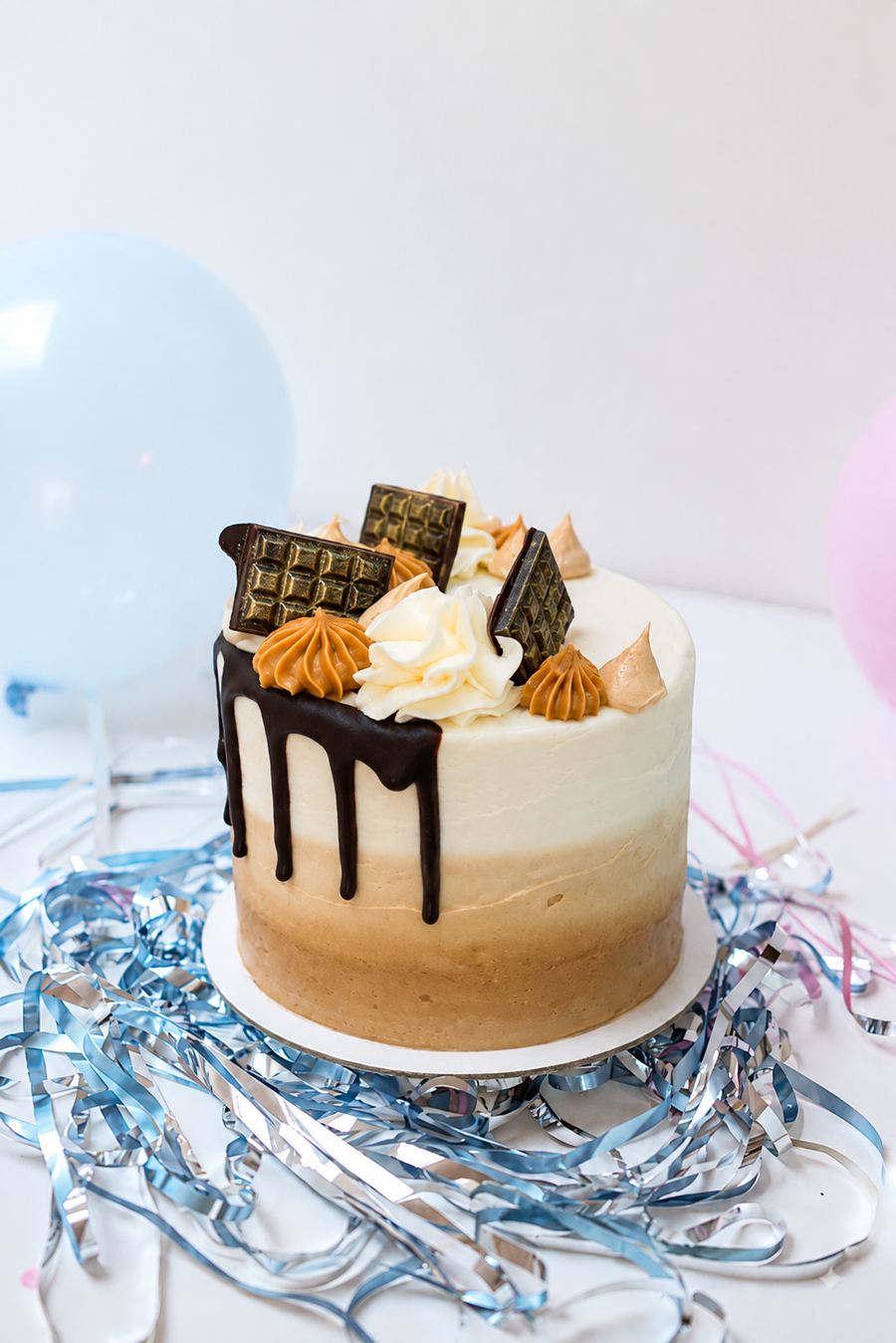 Pastel de café, relleno de ganache de chocolate y betún de café.