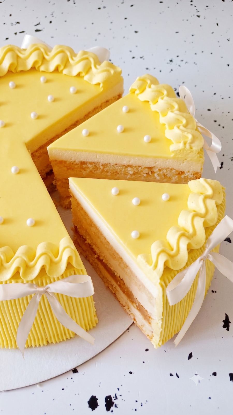 Corte de pastel vainilla clásico, relleno de dulce de leche