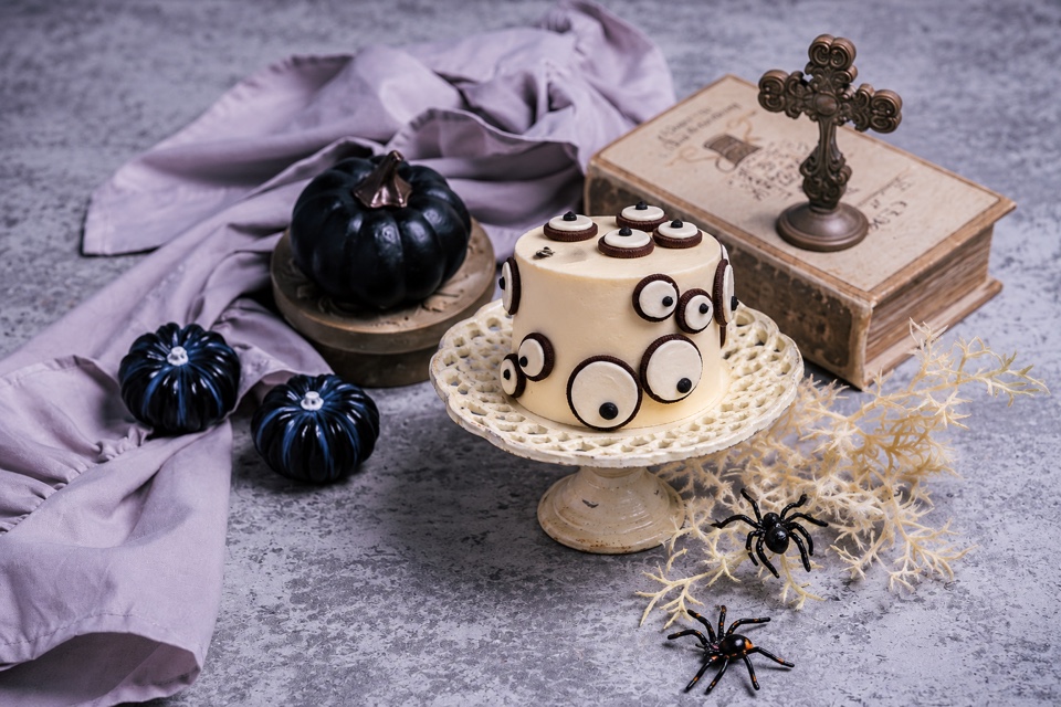 Pastel red velvet decorado de Halloween con ojos de galleta, 5–8 personas