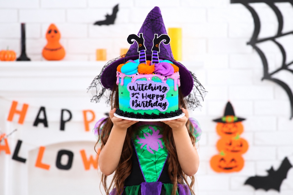 Pastel de vainilla decorado de Halloween con sombrero de bruja y letrero Happy Halloween, 10–15 personas