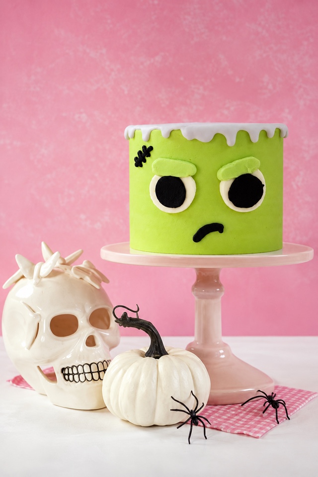 Pastel de vainilla chispas de chocolate decorado de Halloween tipo Frankenstein, 5–8 personas