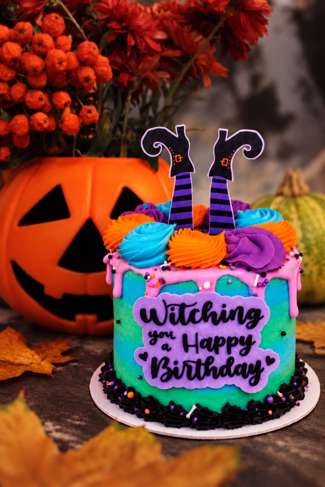 Pastel de vainilla clásico decorado de Halloween con botas de bruja y flores, 5–8 personas
