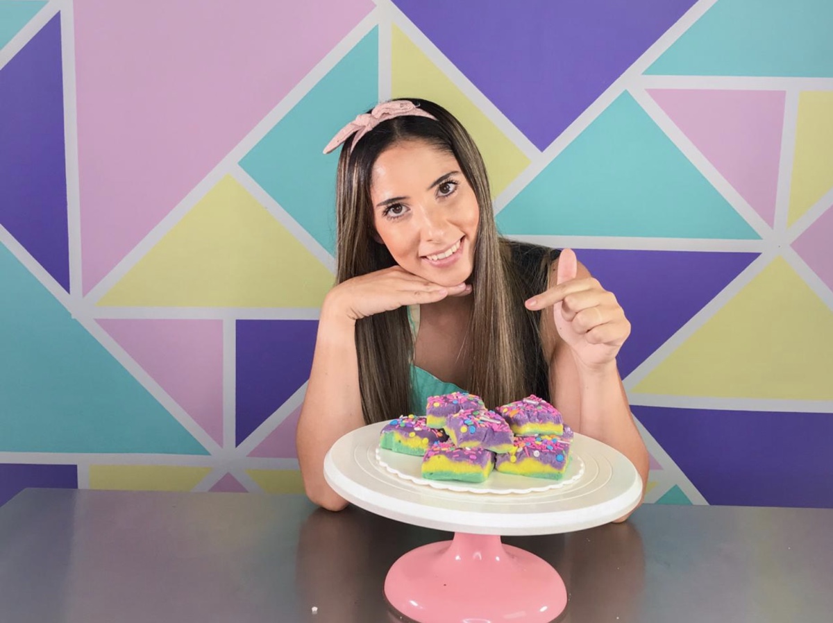 Claudia, fundadora de Rose Crème, sonriendo junto a un postre