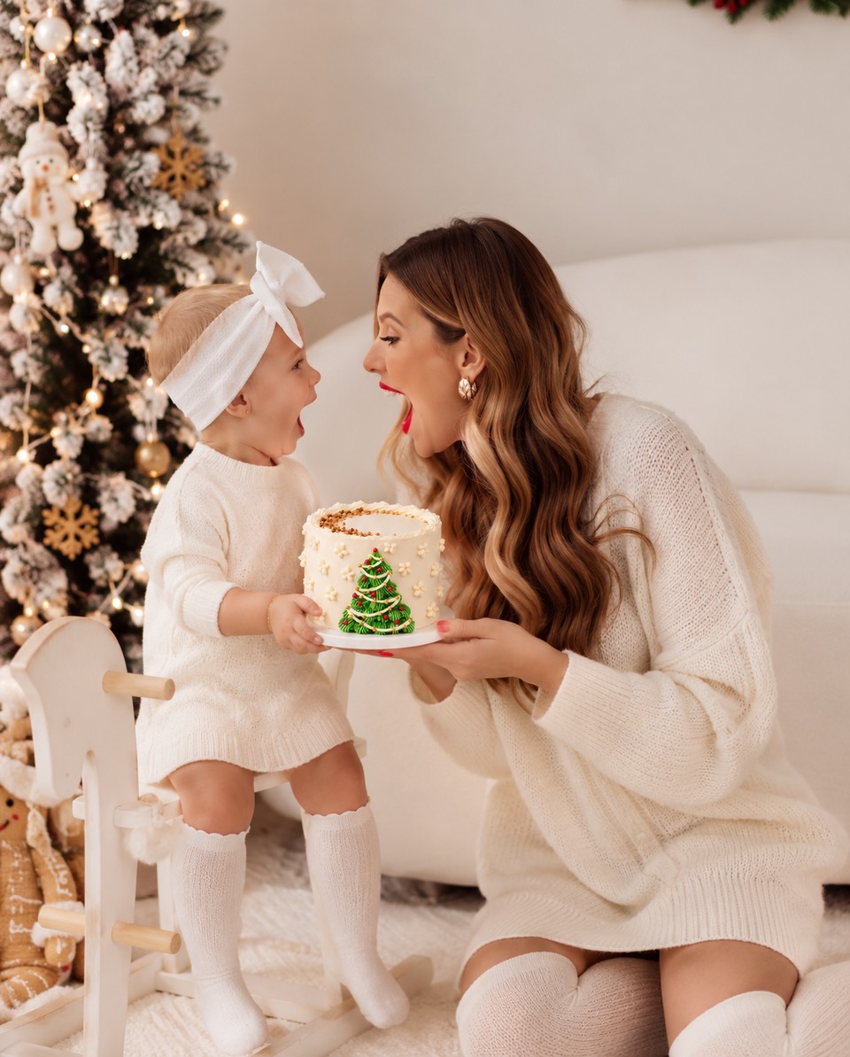 Pastel de nuez navideño, forrado de betún blanco con un arbolito de Navidad, relleno de dulce de leche.