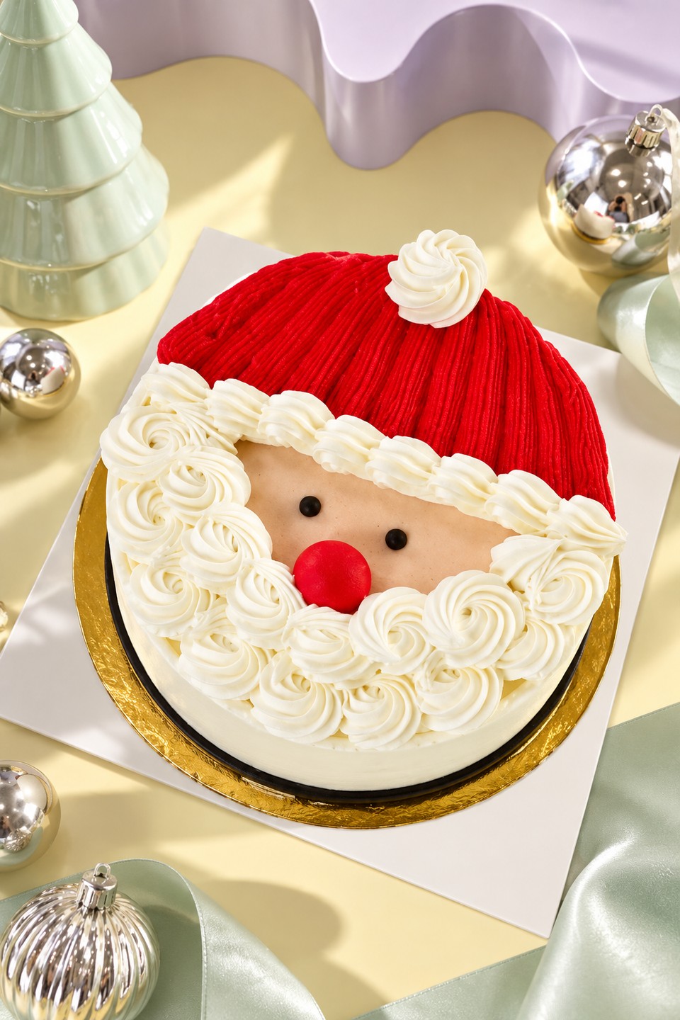 Pastel Red Velvet navideño decorado como Santa Claus con gorro rojo y barba de betún.