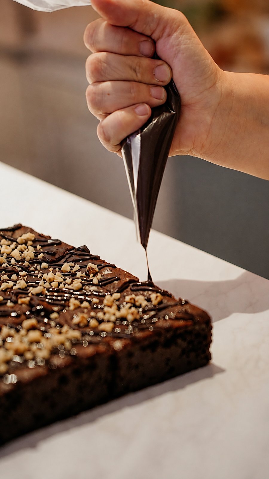 Brownie bañado en chocolate con nuez picada