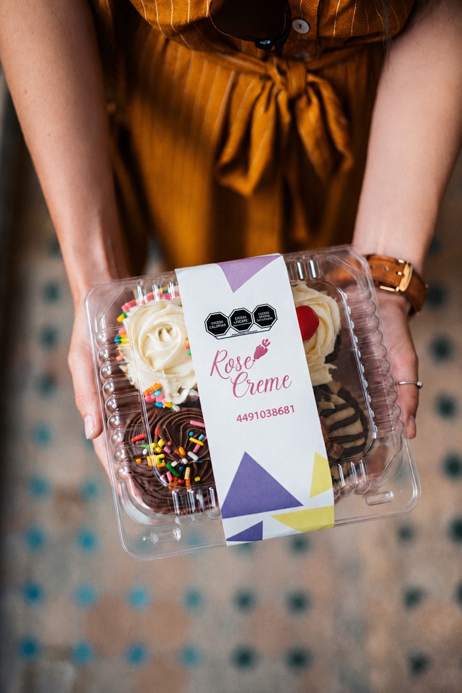Caja de cupcakes surtidos, sabores vainilla, café, chocolate y red velvet