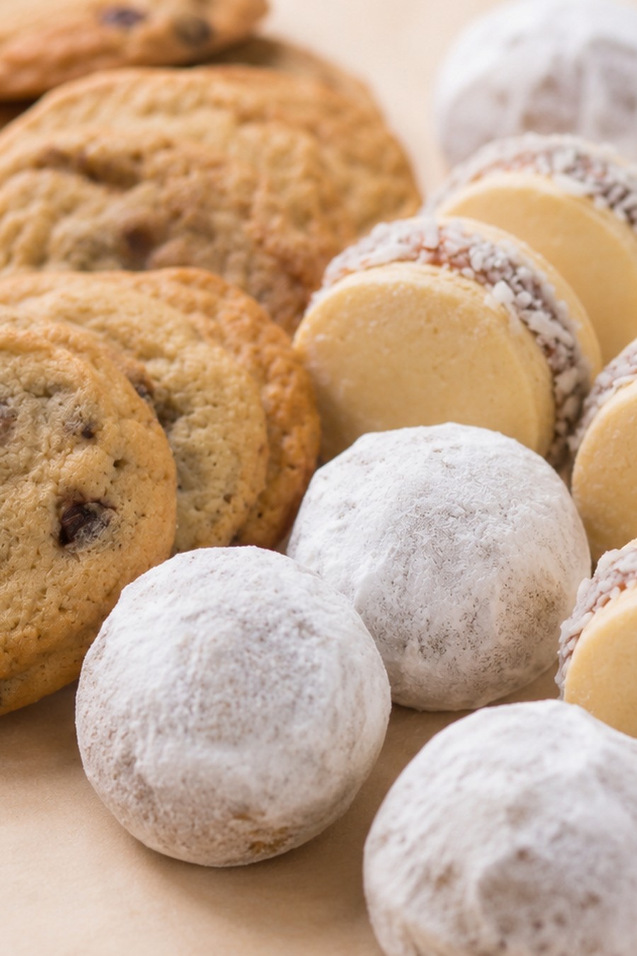 Caja de galletas surtidas: alfajores, besitos de nuez, vainilla con chispas de chocolate y avena