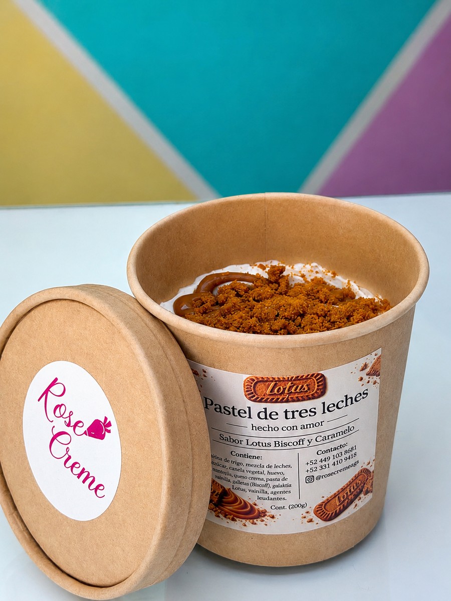 Pastel de tres leches en vasito, sabor Lotus Biscoff y caramelo
